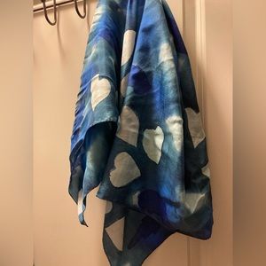 Silk scarf with blue tones and hearts